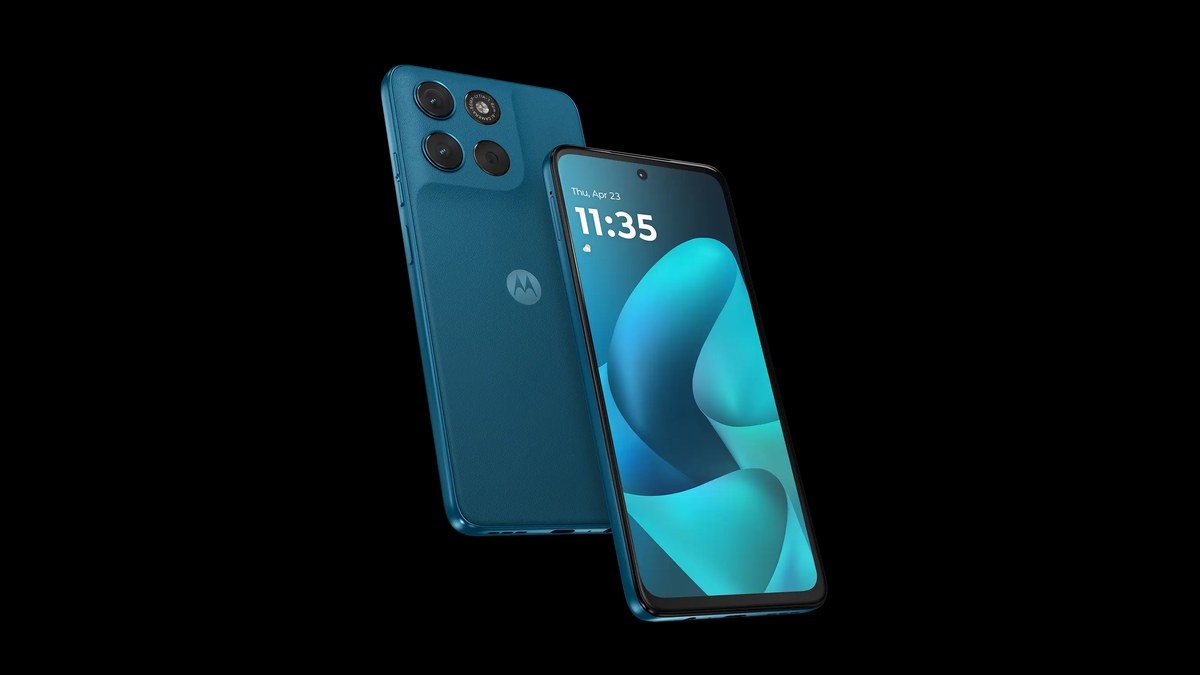Motorola Edge 70 Pro na cor azul, visto de frente e de costas, com a tela ligada