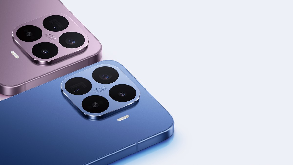 Xiaomi 17T Pro nas cores rosa e azul vistos de costas, com o modulo de quatro cameras Leica em destaque